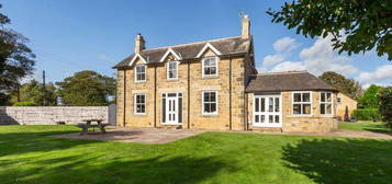 5 bedroom detached house