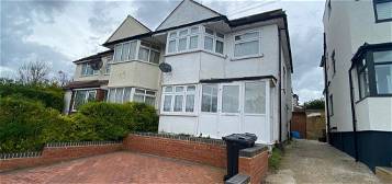 Flat to rent in Southend Road, Woodford Green IG8