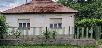 Eladó családi ház, Lőrinciben, Vörösmarty Mihály utcában