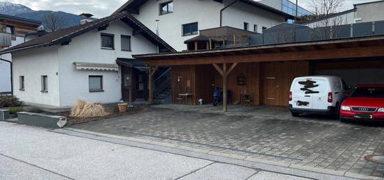 Terfens/Vomperbach: Einfamilienhaus mit großem Carport.