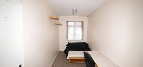 Flat to rent in Sudbury Heights Avenue, Greenford, Middlesex UB6