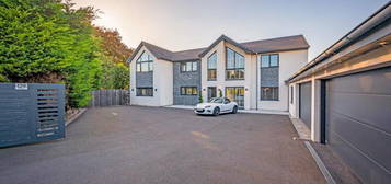 5 bedroom detached house