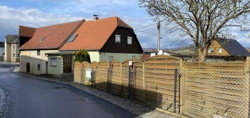 Einfamilienhaus mit massiver Scheune in einem Ortsteil von 02681 Kirschau zu verkaufen!