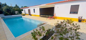 Moradia T4 com garagem, jardim e piscina - a 6 minutos da praia