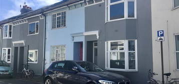 4 bedroom semi-detached house to rent