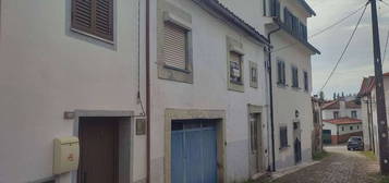 Casa de aldeia para reconstruir no centro da bela Vila de Coja.