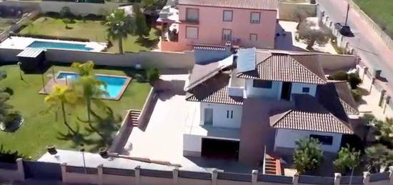 Chalet en urbanización Vista Aljarafe en Palomares del Río