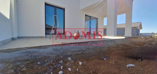 ADOMIS - Predám 4 moderné nadštandardné bungalovy 120m2, prestrešené parkovanie, tepelné čerpadlo, C