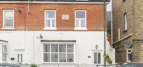 Flat to rent in York Street, Cowes PO31