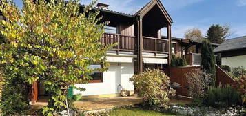 Stadtnahe Doppelhaushälfte mit Garten, großem Balkon und zeitlosen Komfort