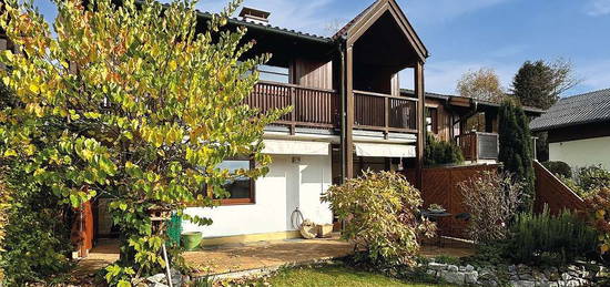 Stadtnahe Doppelhaushälfte mit Garten, großem Balkon und zeitlosen Komfort