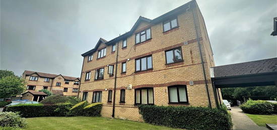 Flat to rent in Courtlands Close, Watford WD24