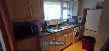 Flat to rent in The Mackrells, Redhill RH1