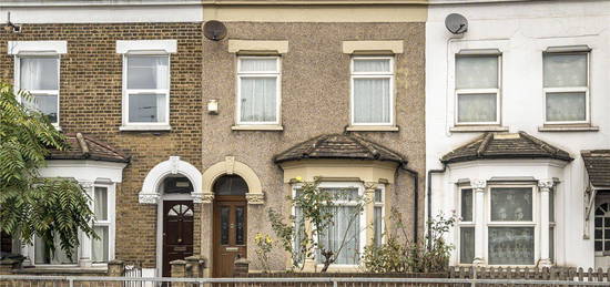 Terraced house to rent in Woolwich Road, Greenwich SE10