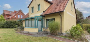 Exklusives Zuhause mit Top-Architektur sowie Garten, Terrasse und Carport