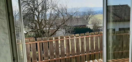 Gepflegte DG-Wohnung mit vier Zimmern sowie Balkon mit Bergblick und Gartenanteil in Tettenhausen