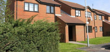 Flat to rent in Boltons Lane, Harlington, Hayes UB3