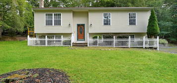 218 Arbutus Ln, Milford, PA 18337