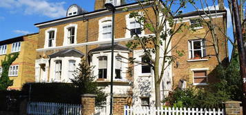 Flat to rent in Laurel Road, Hampton Hill, Hampton TW12