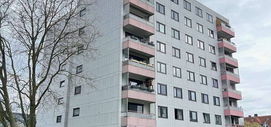 Döhren: Helle 1-Zimmer-Wohnung mit Balkon und Einbauküche