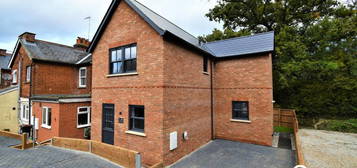 2 bedroom detached house for sale