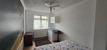 Studio to rent in Fern Lane, Hounslow TW5