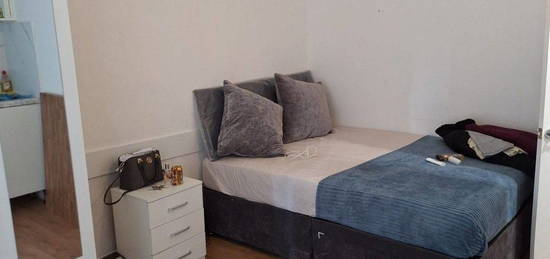 Studio to rent in Braintree Road, Dagenham, Essex RM10