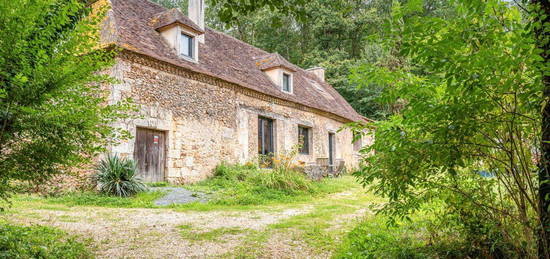 Emplacement idyllique pour cette périgourdine avec ses 12 hectares de terres et bois