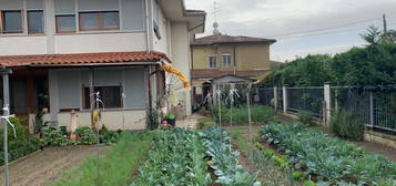 Villa bifamiliare su tre livelli con giardino escl