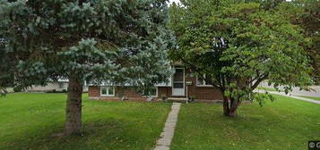 4 Cairns Cres, Chatham Kent, ON N8A 4Y6