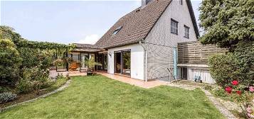Freistehendes Zweifamilienhaus mit drei Garagen in Ratingen-Homberg
