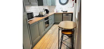 5 bed terraced house to rent