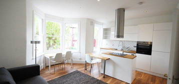 Flat to rent in Carlingford Road, London N15