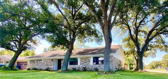 741 Westwood Dr, Port Lavaca, TX 77979