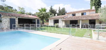 Villa  à vendre, 6 pièces, 4 chambres, 220 m²