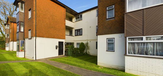 Flat to rent in Hollin Court, Crawley RH10