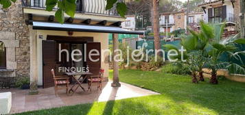 Chalet adosado en venta en calle de les Agudes