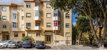 Apartamento T3 para remodelação em Oeiras