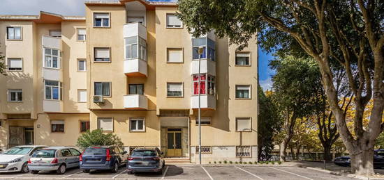 Apartamento T3 para remodelação em Oeiras