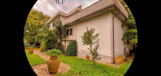 Abitazione con terrazza e giardino a Pistoia