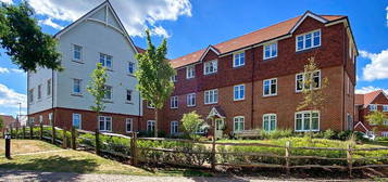 Flat to rent in Emerald Avenue, Fleet, Hampshire GU51