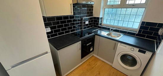 Flat to rent in Currey Road, Greenford UB6