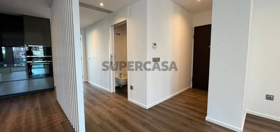 Apartamento T1 Novo com Elevador, 2 lugares de Garagem em box e Varanda para venda no Campo Pequeno