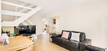 Maisonette to rent in Thomas Baines Road, London SW11