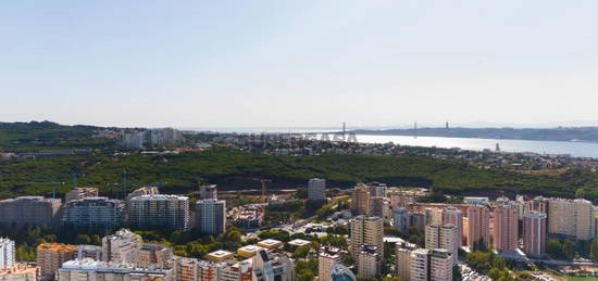 Apartamento T4, último piso do Edifício Lotus Living, com vista de Rio, Mar, Ponte 25 de Abril e Monsanto.