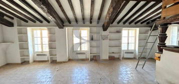 Appartement à rénover dans un ancien hôtel particulier du XV siècle à L'Isle-sur-la-Sorgue