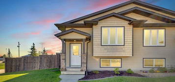 102 SW Iron Wolf Blvd, Lacombe, AB T4L 0C7