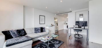 Flat to rent in Pan Peninsula Square, Millwall E14