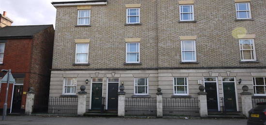 Town house to rent in Ware Road, Hertford SG13