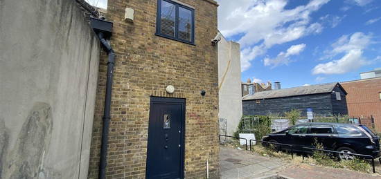 Flat to rent in High Street, Gravesend DA11